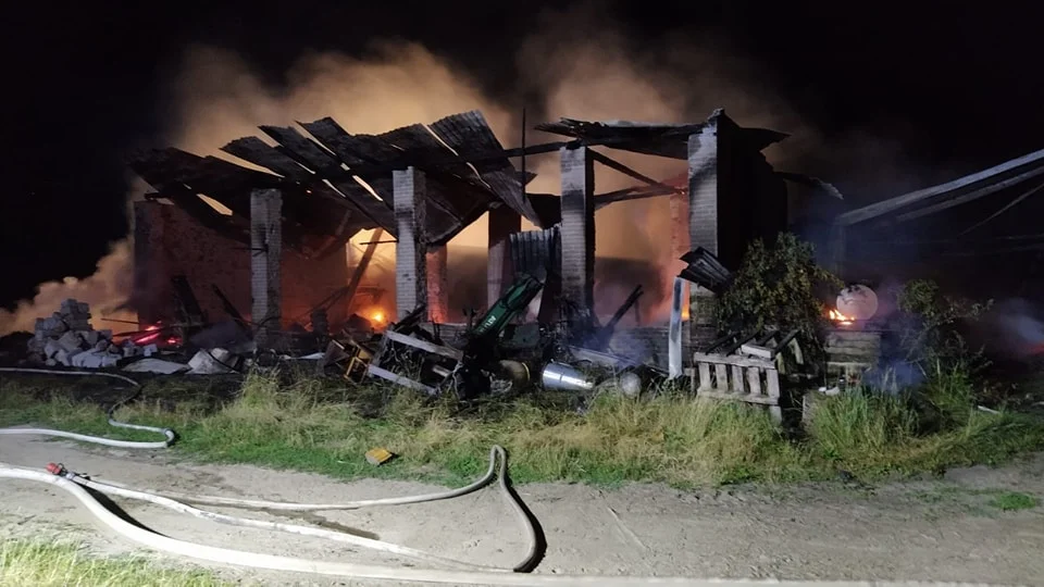Pożar w Sernikach Kolonii. Paliły się budynki gospodarcze (zdjęcia) - Zdjęcie główne