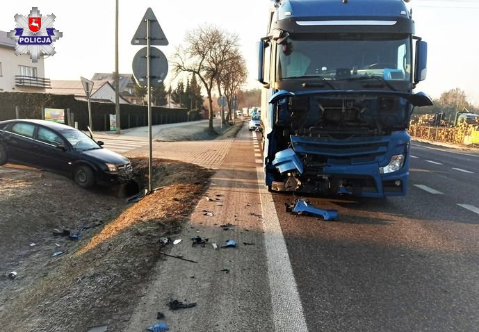 Kolizja w Firleju. Kierowca opla nie ustąpił pierwszeństwa ciężarówce - Zdjęcie główne