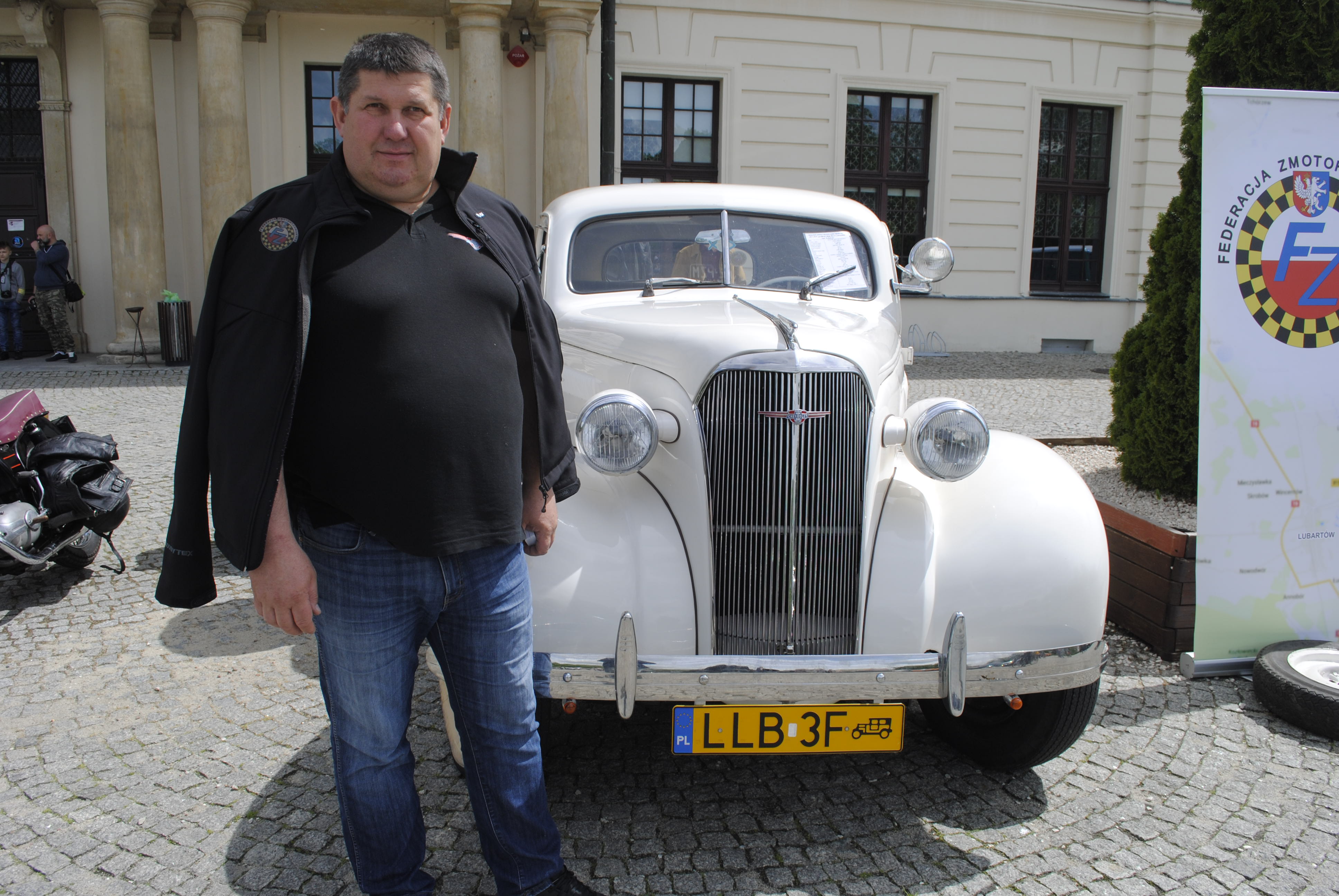 Robert Piętka i chevrolet z 1937 r. 