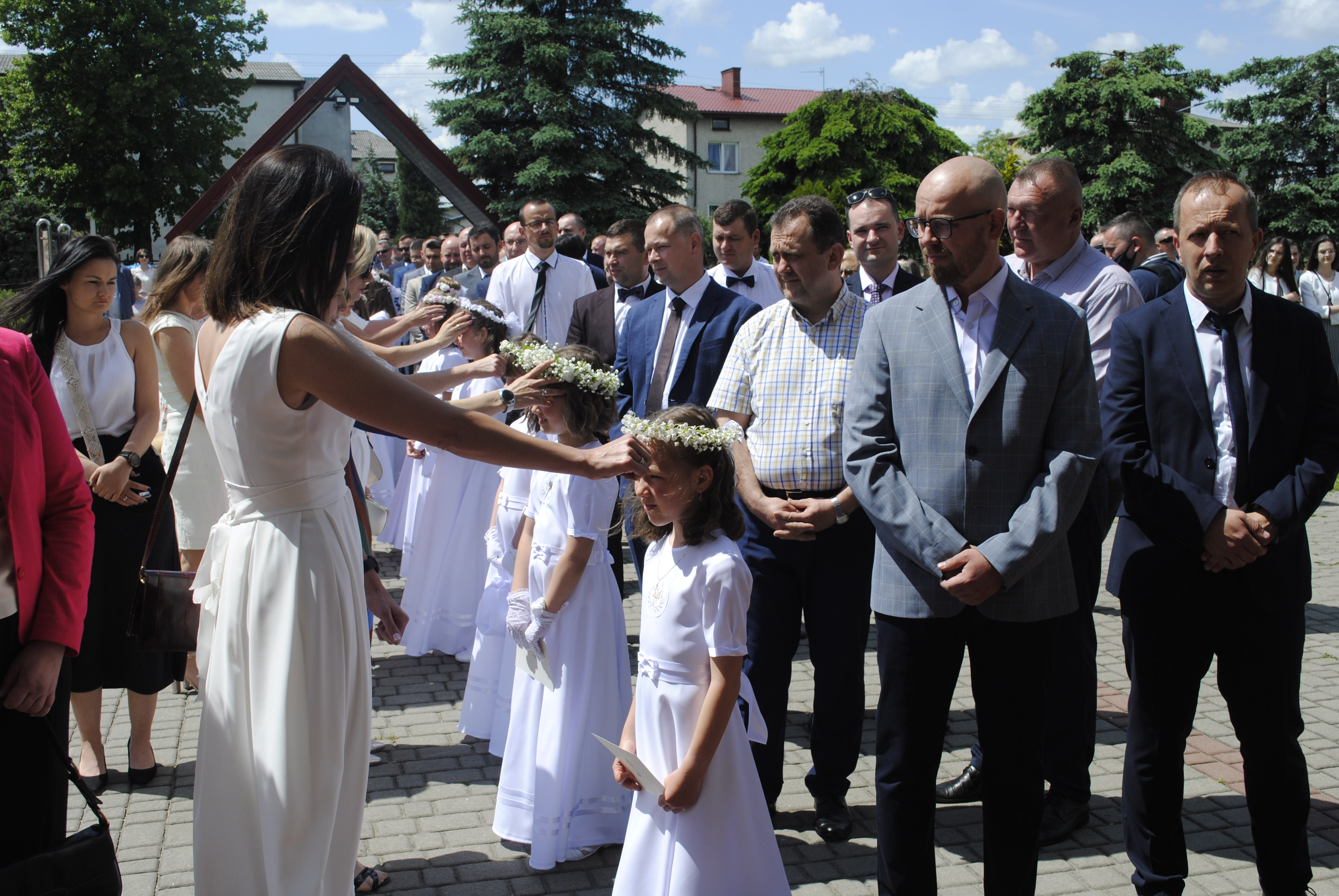 Błogosławieństwo dzieci przez rodziców i chrzestnych