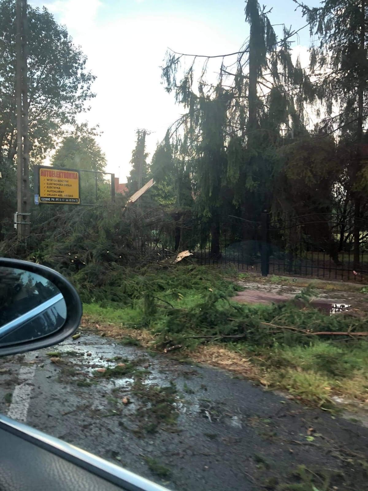 Gwałtowna burza przeszła nad Lubartowem. Są połamane drzewa i zalane ulice