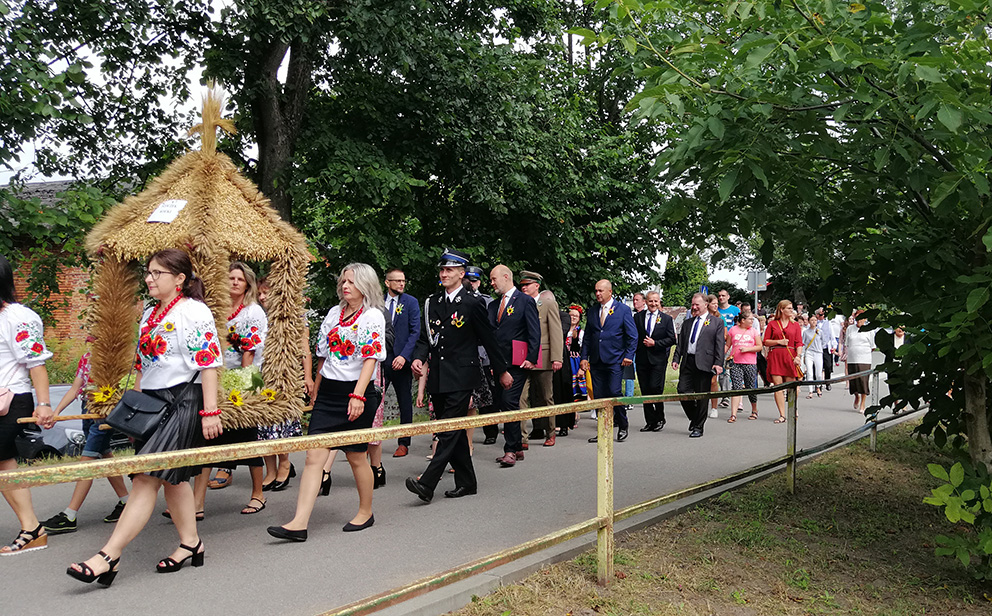 Dożynki w Jeziorzanach z armatnim wystrzałem, najlepszy wieniec z Walentynowa - Zdjęcie główne