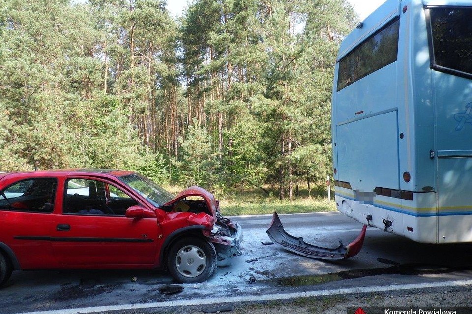 Opel najechał na autobus - Zdjęcie główne