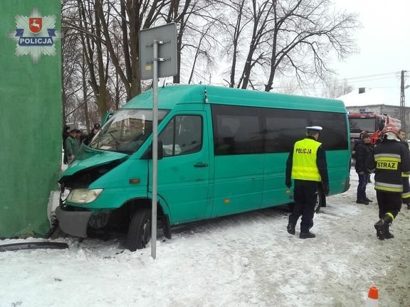 Busem uderzył w ścianę sklepu. Cztery osoby trafiły do szpitala - Zdjęcie główne