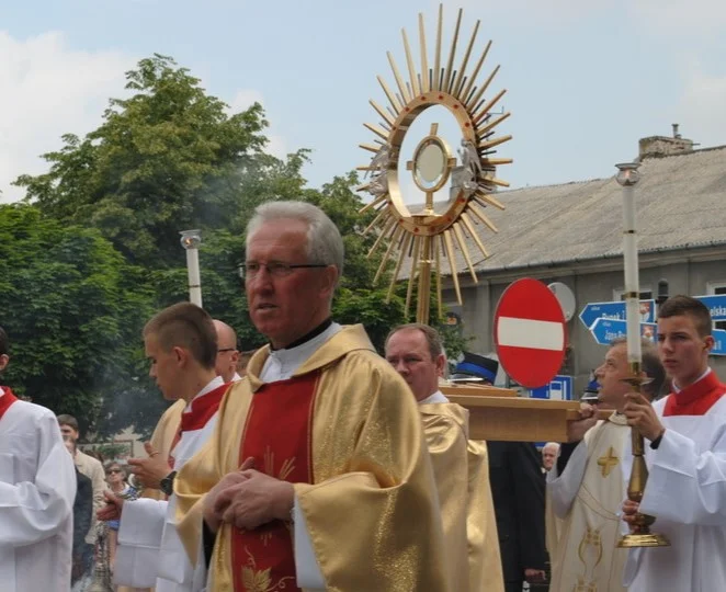 Przebieg uroczystości pogrzebowych ks. Józefa Huzara - Zdjęcie główne