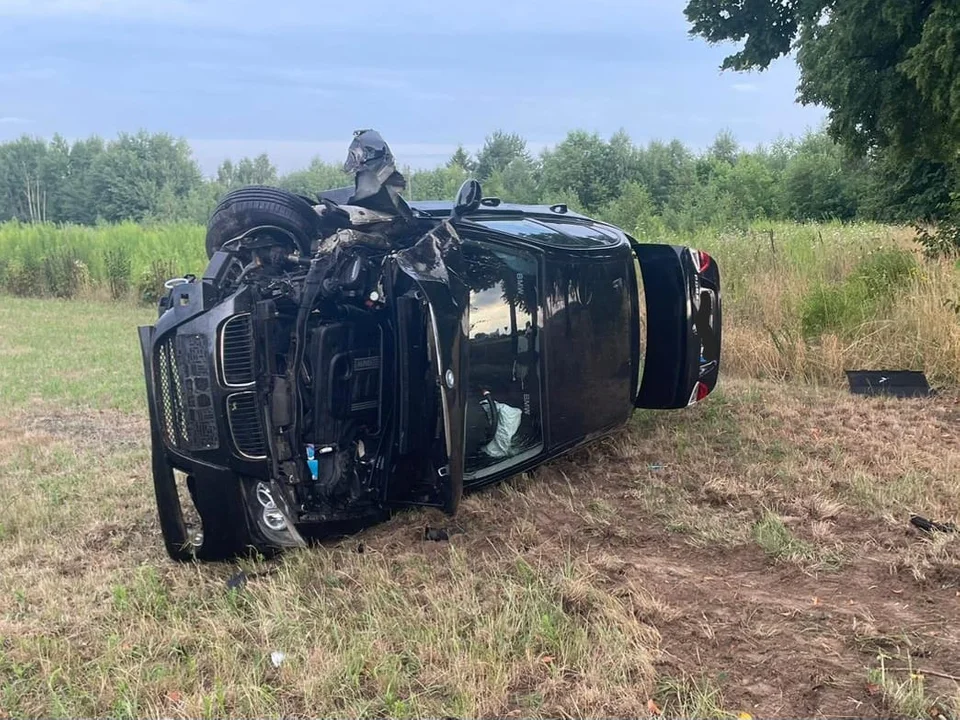 BMW uderzyło w drzewo w Mieczysławce. Jedna osoba poszkodowana - Zdjęcie główne