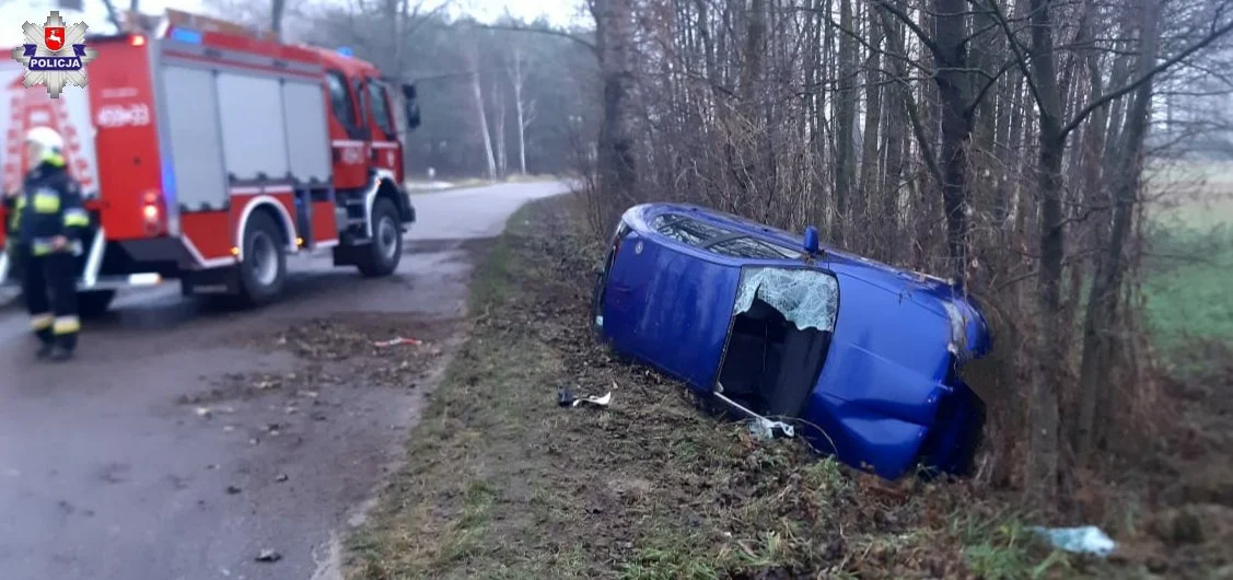 Kock: Uderzył w drzewo i wpadł do rowu. Pasażerka trafiła do szpitala - Zdjęcie główne