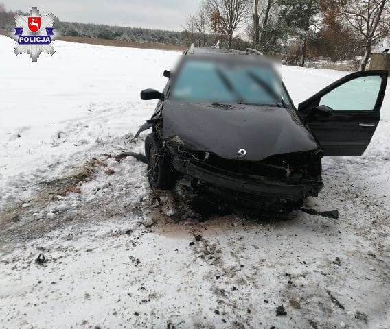 Uciekając przed policją uderzył w drzewo - Zdjęcie główne