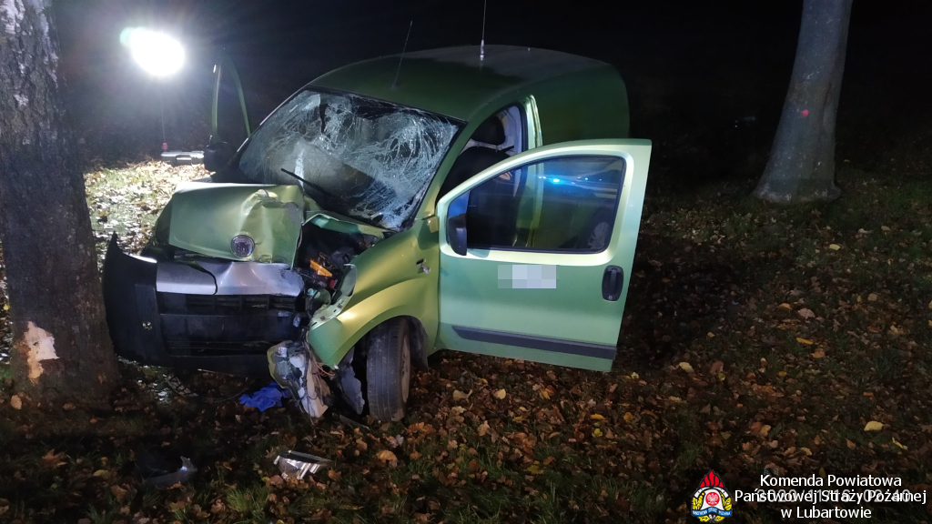 Fiat Fiorino uderzył w drzewo w Łukówcu, dwaj mężczyźni zabrani do szpitala - aktualizacja - Zdjęcie główne
