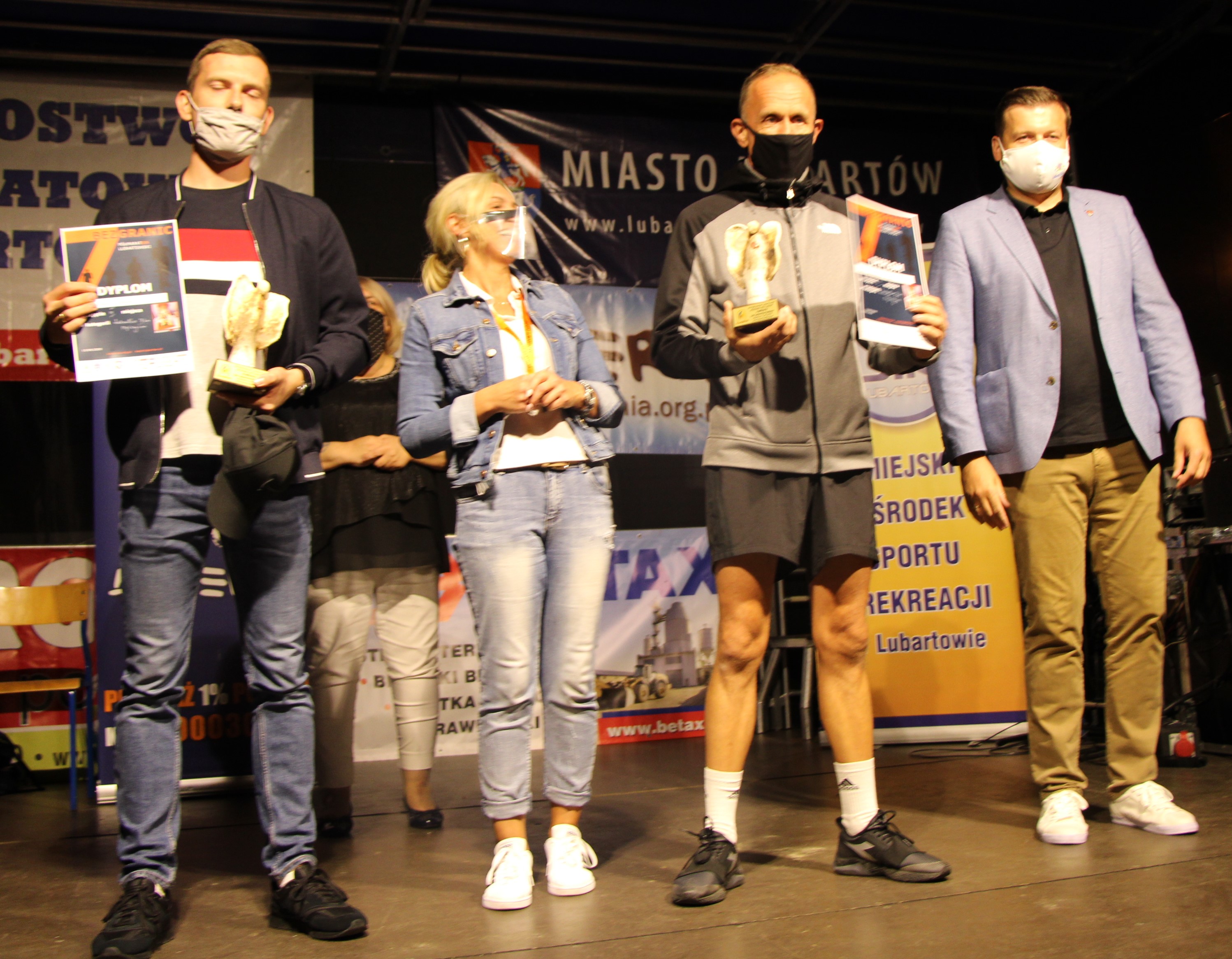 Najszybsi Lubartowianie na 7 km: Sławomir Wójcik i Emil Grranat, zdobywca I miejsca Michał Dejko nieobecny; z prawej burmistrz Krzysztof Paśnik, druga z lewej Aneta Symbor, dyrektor MOSiR