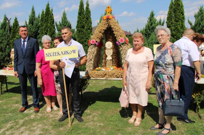 Reprezentacja Szczekarkowa z wieńcem 