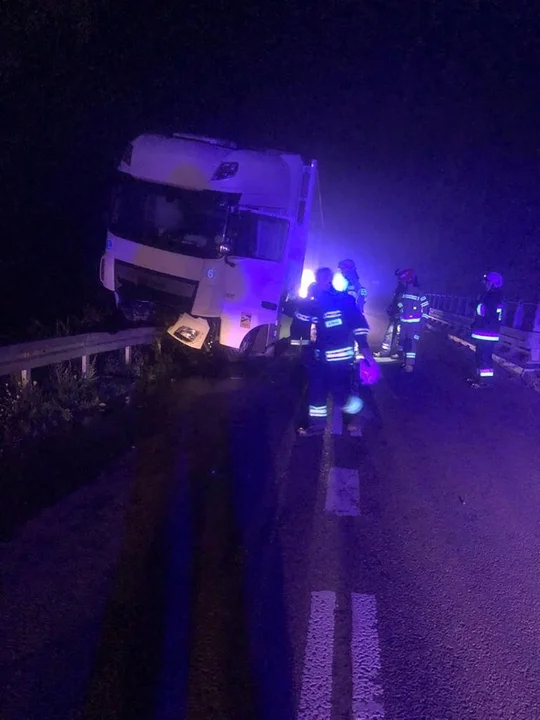 Samochód zawisł na barierce. Akcja strażaków w gminie Kamionka - Zdjęcie główne