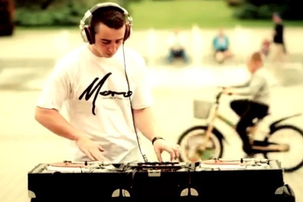 Broda gra w teledysku. Na gramofonie - Zdjęcie główne