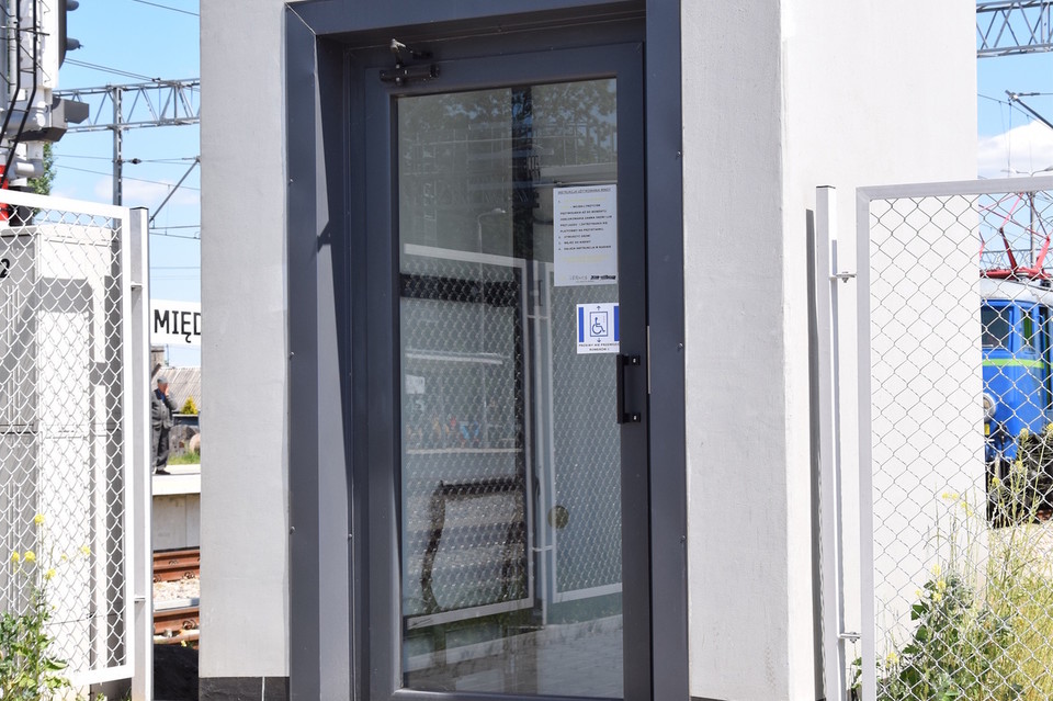 Uwięziona w windzie - Zdjęcie główne