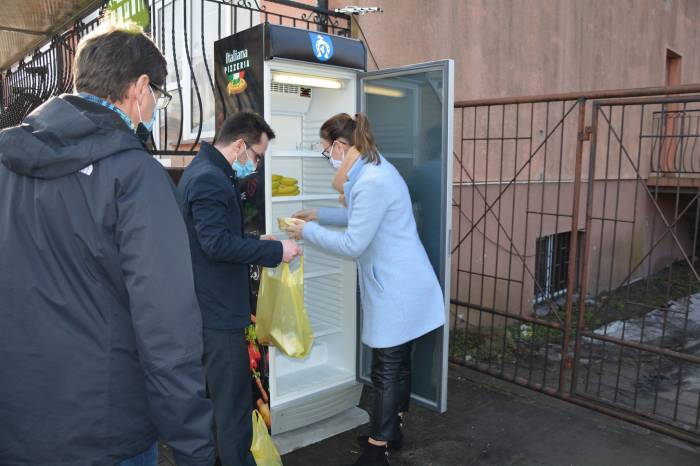 Podziel się jedzeniem. Społeczna lodówka stanęła w Międzyrzecu - Zdjęcie główne