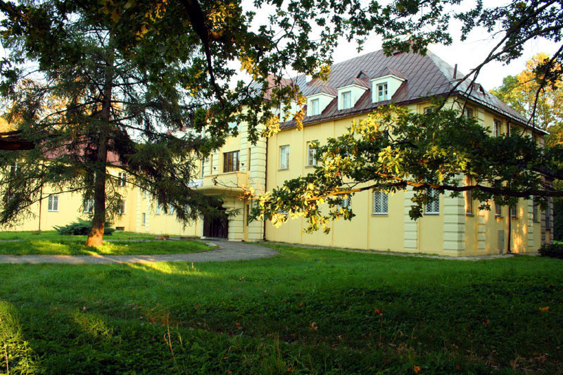 Renowacja przypałacowych włości tuż tuż - Zdjęcie główne