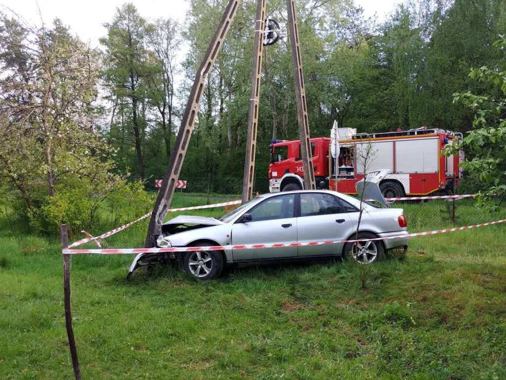 Staranował ogrodzenie na posesji. Uderzył też w słup energetyczny - Zdjęcie główne