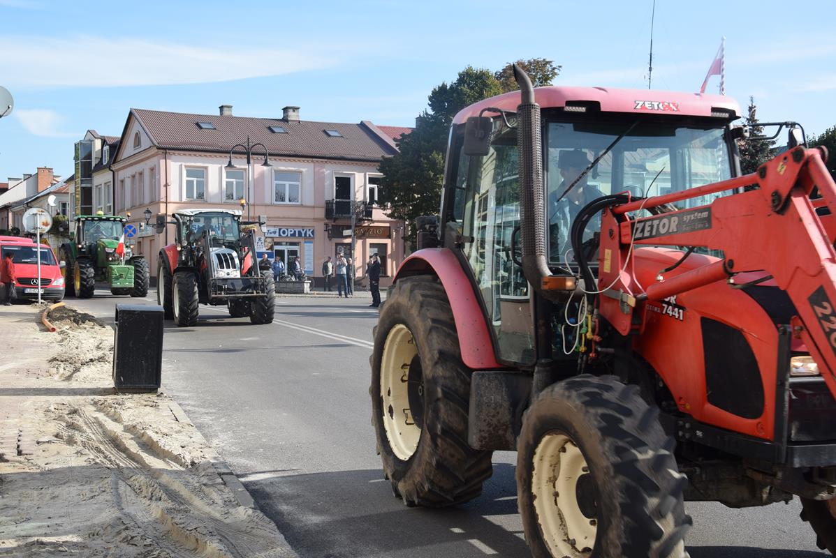 Rolnicy protestuja. Złożyli wieńce "zdrady" w biurach posłów (ZDJĘCIA) - Zdjęcie główne