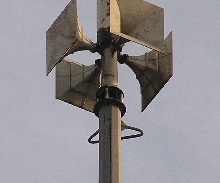 Zawyją syreny - Zdjęcie główne