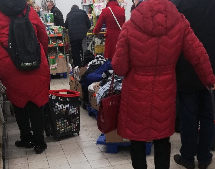 Ludzie wykupują towary. Wszystko przez koronawirusa - Zdjęcie główne