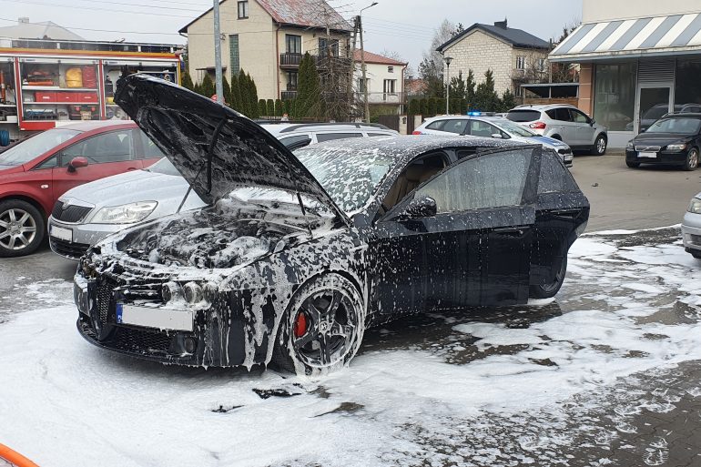 Paliło się auto osobowe w Międzyrzecu - Zdjęcie główne