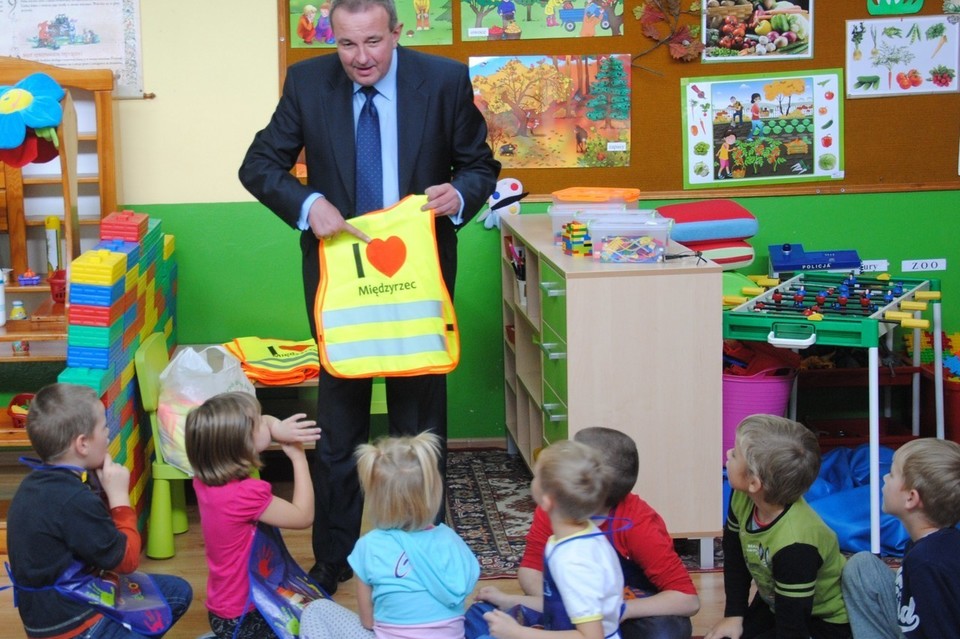 Na spacery w odblaskowych kamizelkach - Zdjęcie główne