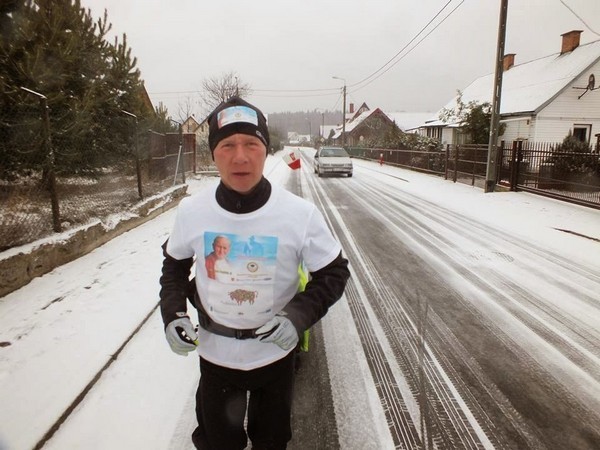 Piotr Kuryło biegnie przez Międzyrzec do Watykanu - Zdjęcie główne