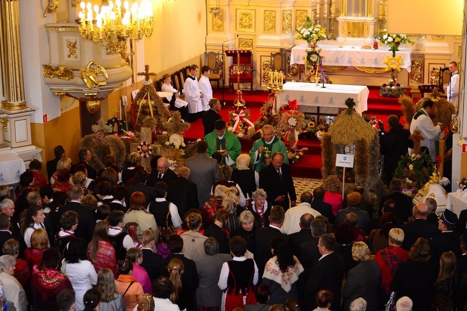 Poświęcili wieńce, podzielili chleb. Dożynki gminne w Kąkolewnicy. - Zdjęcie główne