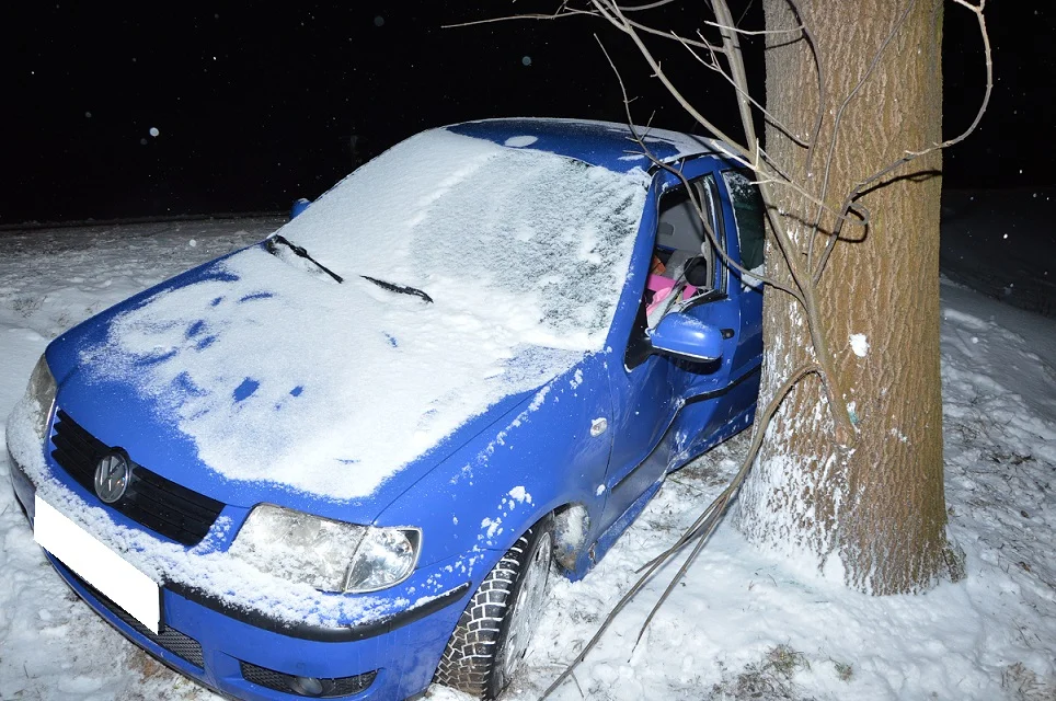 Powiat bialski: Straciła panowanie nad autem, uderzyła w drzewo - Zdjęcie główne