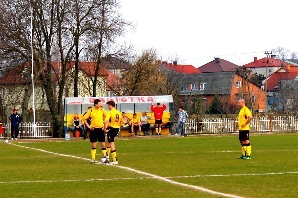 18. kolejka "A" Klasy. Huragan Międzyrzec - Hutnik Huta Dąbrowa - Zdjęcie główne