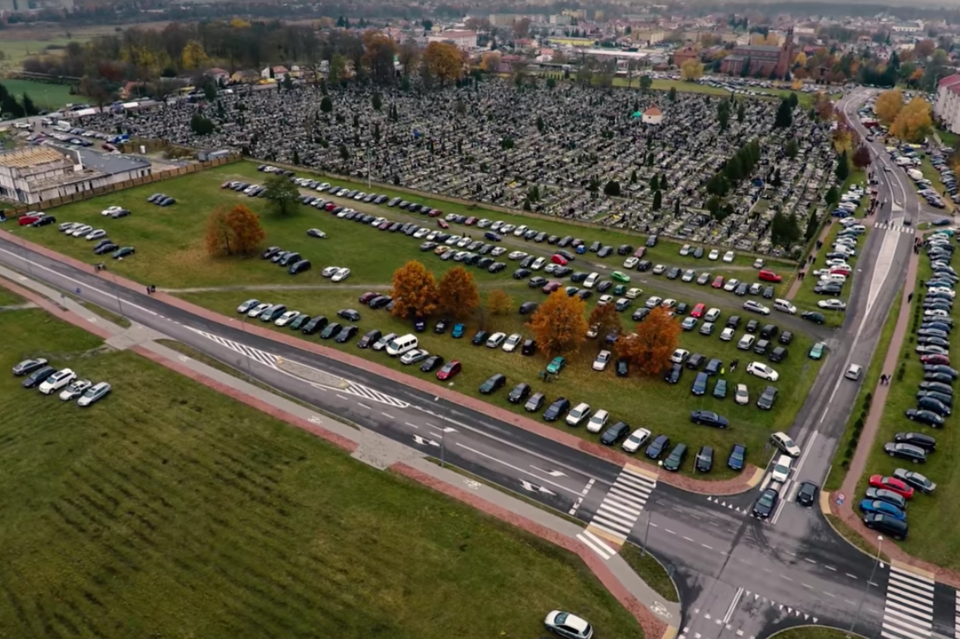 Międzyrzecki cmentarz w dzień Wszystkich Świętych 2016 (wideo) - Zdjęcie główne