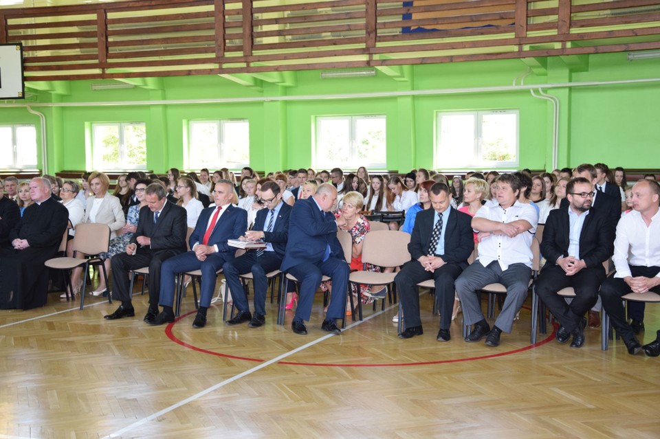 Uczniowie LO odebrali świadectwa - Zdjęcie główne