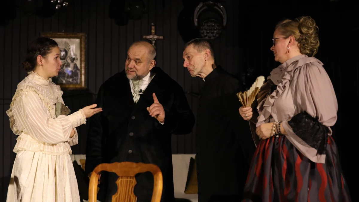 „Pod Piorunami” – poruszający spektakl grupy teatralnej „Tu i Teraz” - Zdjęcie główne