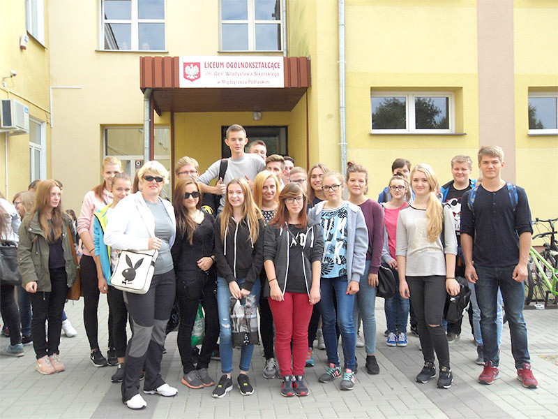 Pierwszoklasiści nad wodą - integracja na Stanicy - Zdjęcie główne