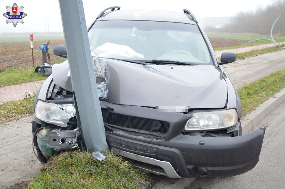 Jechał "na podwójnym gazie". Ściął przydrożną latarnię - Zdjęcie główne