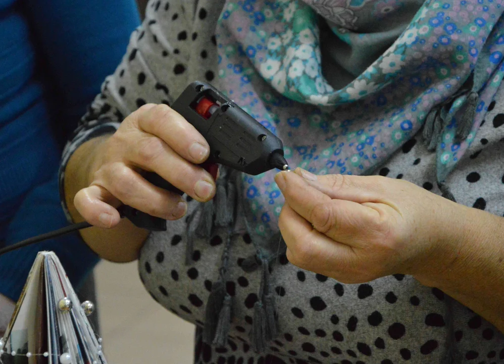 Pod okiem instruktorki Małgorzaty Król-Smagały uczestniczki warsztatów dały nowe życie starym gazetom. Zamiast trafić do kosza na śmieci, gazety stały się wyjątkowymi choinkami