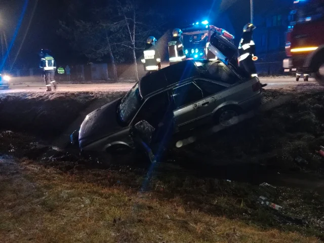 Kowala Druga: Audi wpadło do przydrożnego rowu. Interweniowali strażacy (ZDJĘCIA) - Zdjęcie główne