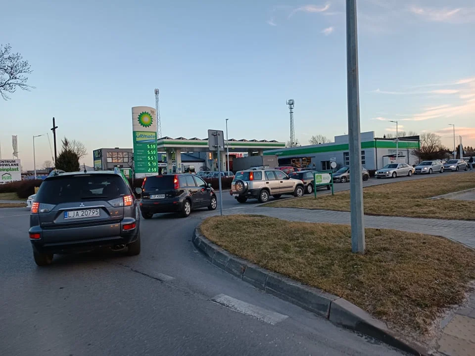 Powiat opolski: Ogromne kolejki do stacji paliw (ZDJĘCIA) - Zdjęcie główne