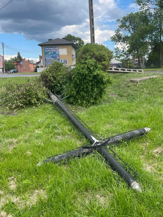 Opole Lubelskie: Powalony krzyż leży już drugi dzień (ZDJĘCIA) - Zdjęcie główne