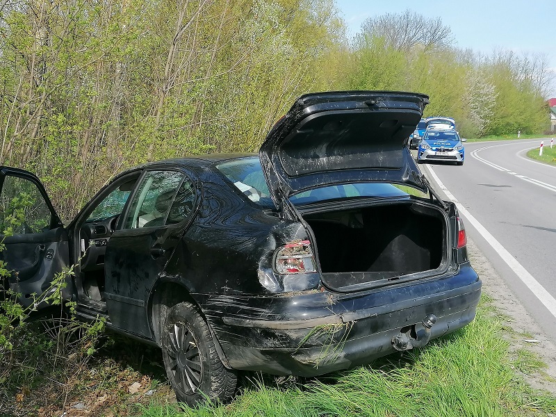 Seat dachował w Przytykach. Kierowca uciekł z miejsca  - Zdjęcie główne