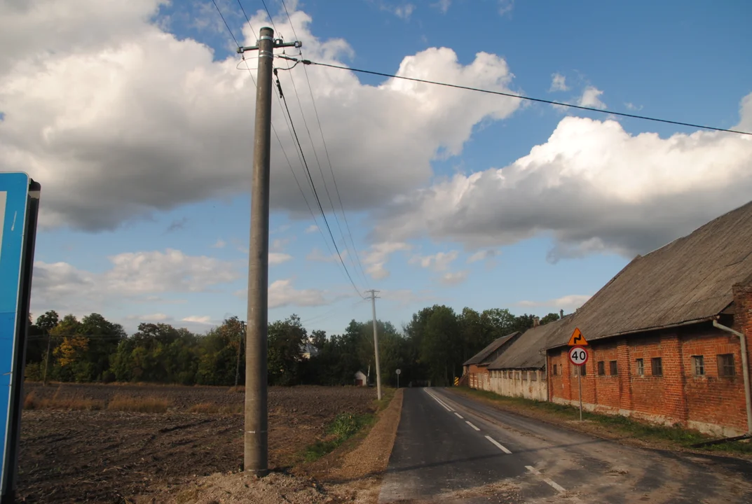 Opole Lubelskie: Chevrolet uderzył w słup energetyczny - Zdjęcie główne