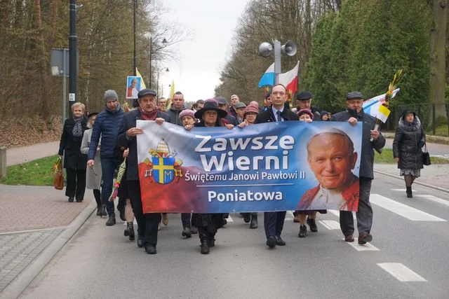 Poniatowa: Papieski Marsz Wdzięczności zgromadził setki mieszkańców (VIDEO) - Zdjęcie główne