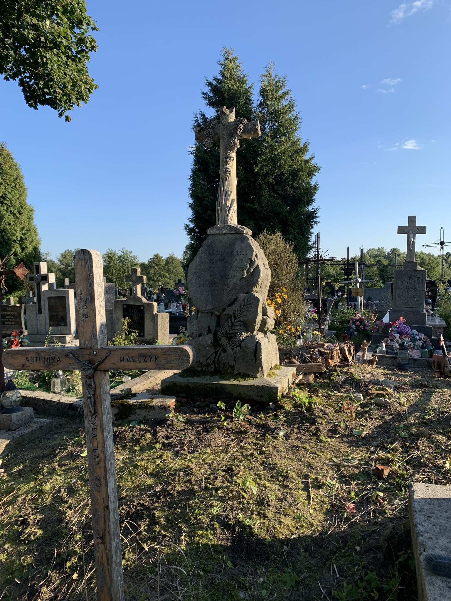 Ochotnicy z Chodla na medal. Posprzątali zapomniane groby (ZDJĘCIA) - Zdjęcie główne