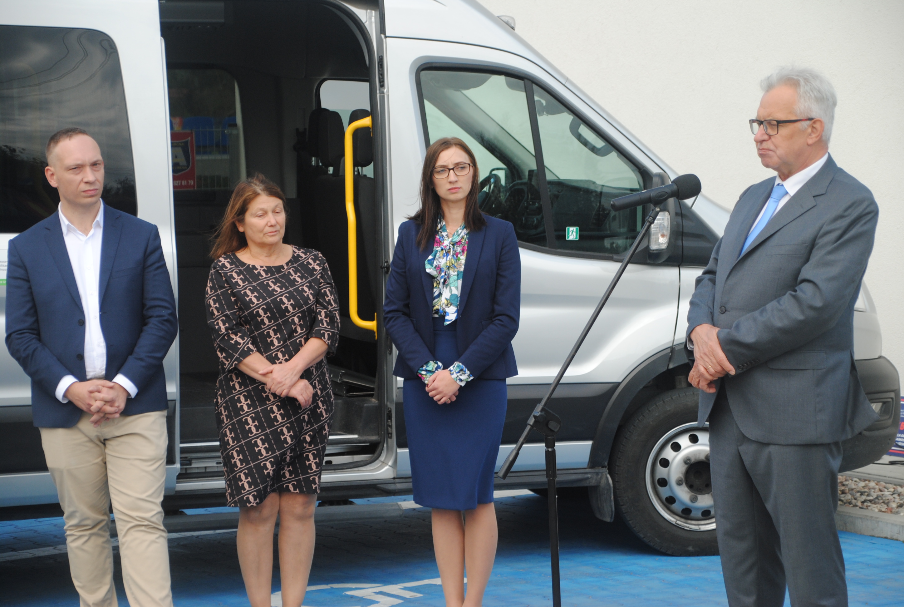 W środę w Opolu Lubelskim miało miejsce symboliczne przekazanie dofinasowania z PFRON na zakup busa. Prezes Krzysztof Michałkiewicz  wręczył burmistrzowi symboliczny czek opiewający na ponad 150 tys.zł. 