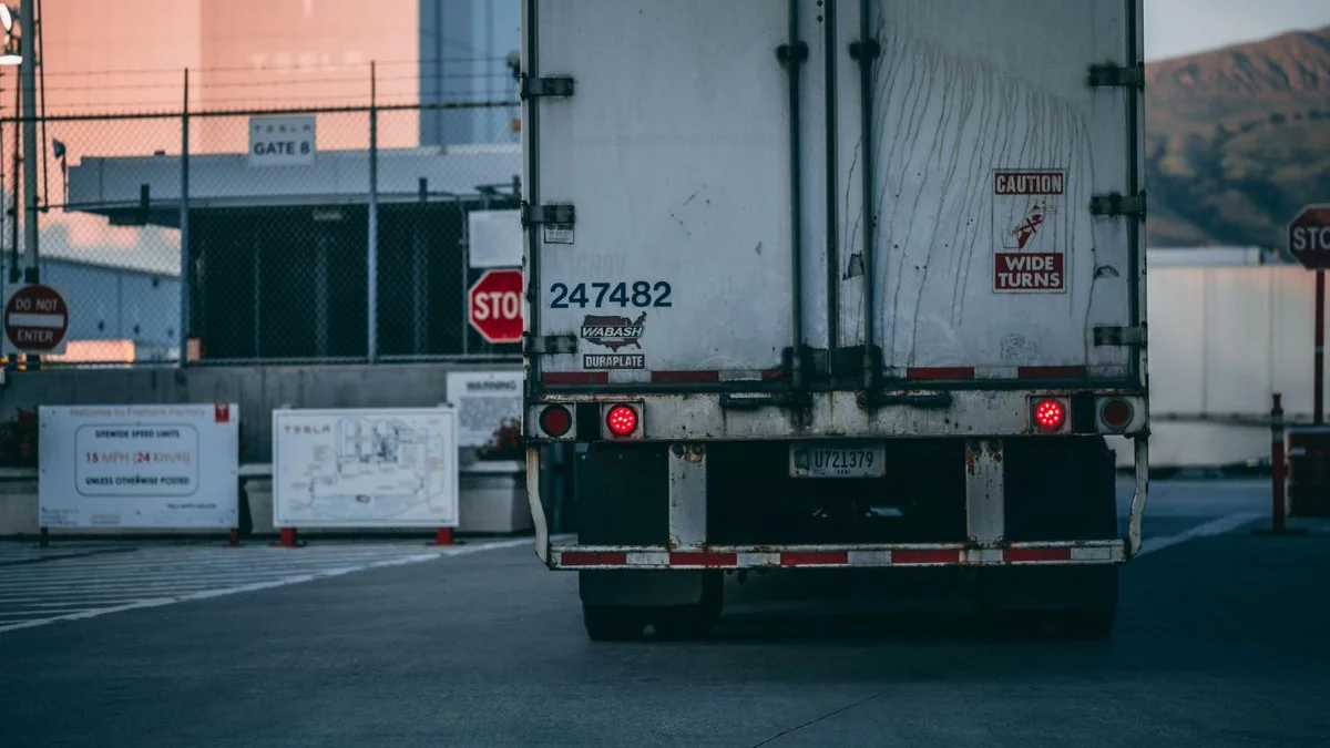 Jakie zasady obowiązują w polskim i międzynarodowym transporcie drogowym? - Zdjęcie główne