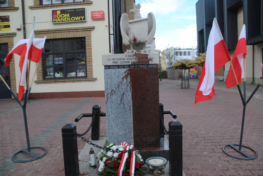 Policja została powiadomiona w niedzielę rano, przed tym jak opolscy samorządowcy mieli złożyć kwiaty w hołdzie ofiarom katastrofy smoleńskiej