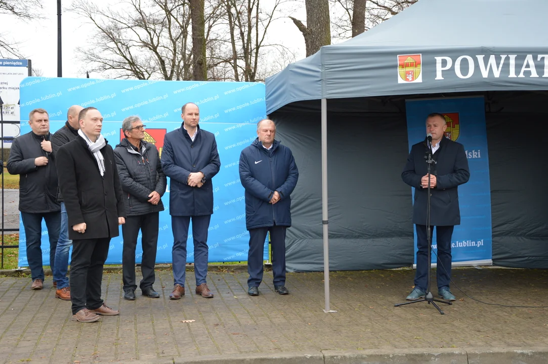 W piątek przy parku miejskim w Opolu Lubelskim samorządowcy z powiatu dokonali uroczystego przekazania placu budowy firmie Igord z Lublina. Wykonawca do połowy października 2022 roku ma przebudować ulice Podamcze, Parkowa i Al.600-lecia