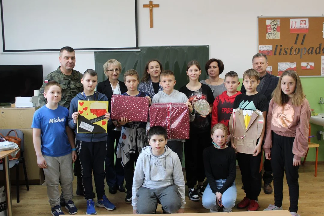 Uczniowie Szkoły Podstawowej im. bł. Jana Pawła II w Kluczkowicach przyłączyli się do akcji Lubelskiej Fundacji Niepodległości pt. „Kartka dla obrońców granic”