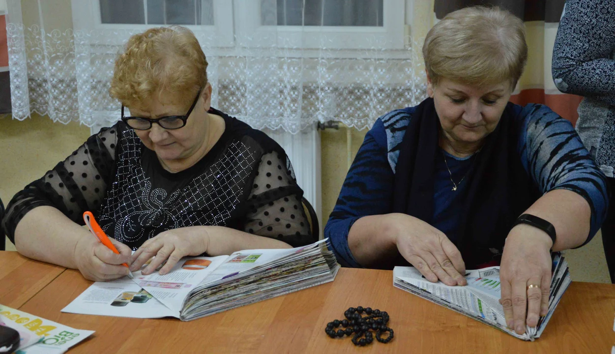 Pod okiem instruktorki Małgorzaty Król-Smagały uczestniczki warsztatów dały nowe życie starym gazetom. Zamiast trafić do kosza na śmieci, gazety stały się wyjątkowymi choinkami