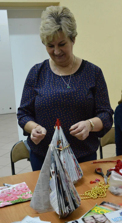 Pod okiem instruktorki Małgorzaty Król-Smagały uczestniczki warsztatów dały nowe życie starym gazetom. Zamiast trafić do kosza na śmieci, gazety stały się wyjątkowymi choinkami